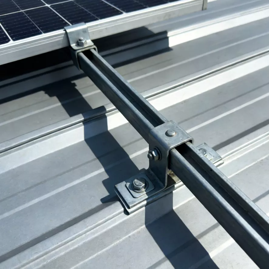 Miért a FÉM TETŐS NAPELEMES FELSZERELÉS a legjobb befektetés hosszú távú napenergia projektekhez